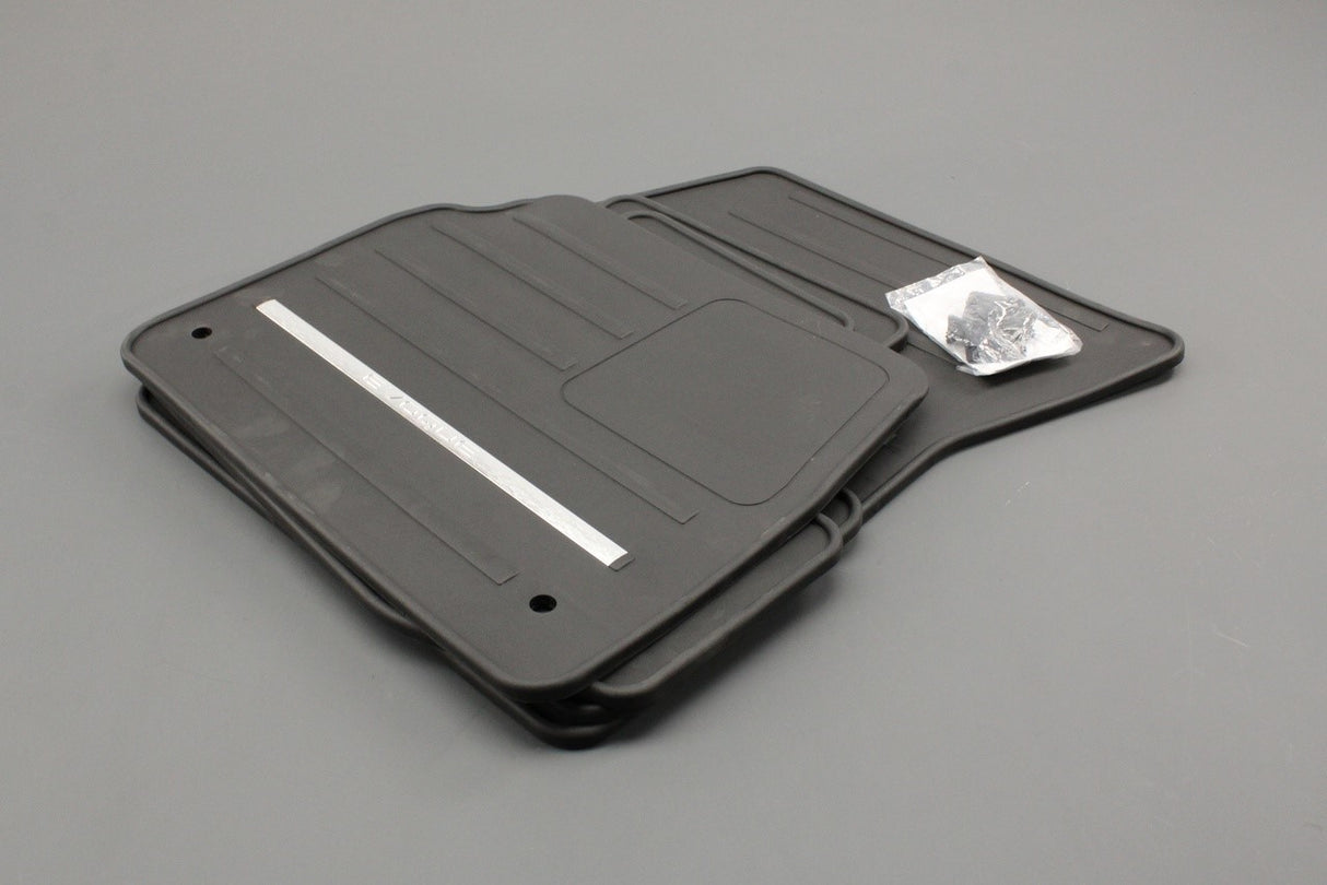 Range Rover Evoque Cabriolet 2012-18 RHD rubber floor mat set VPLVS0310