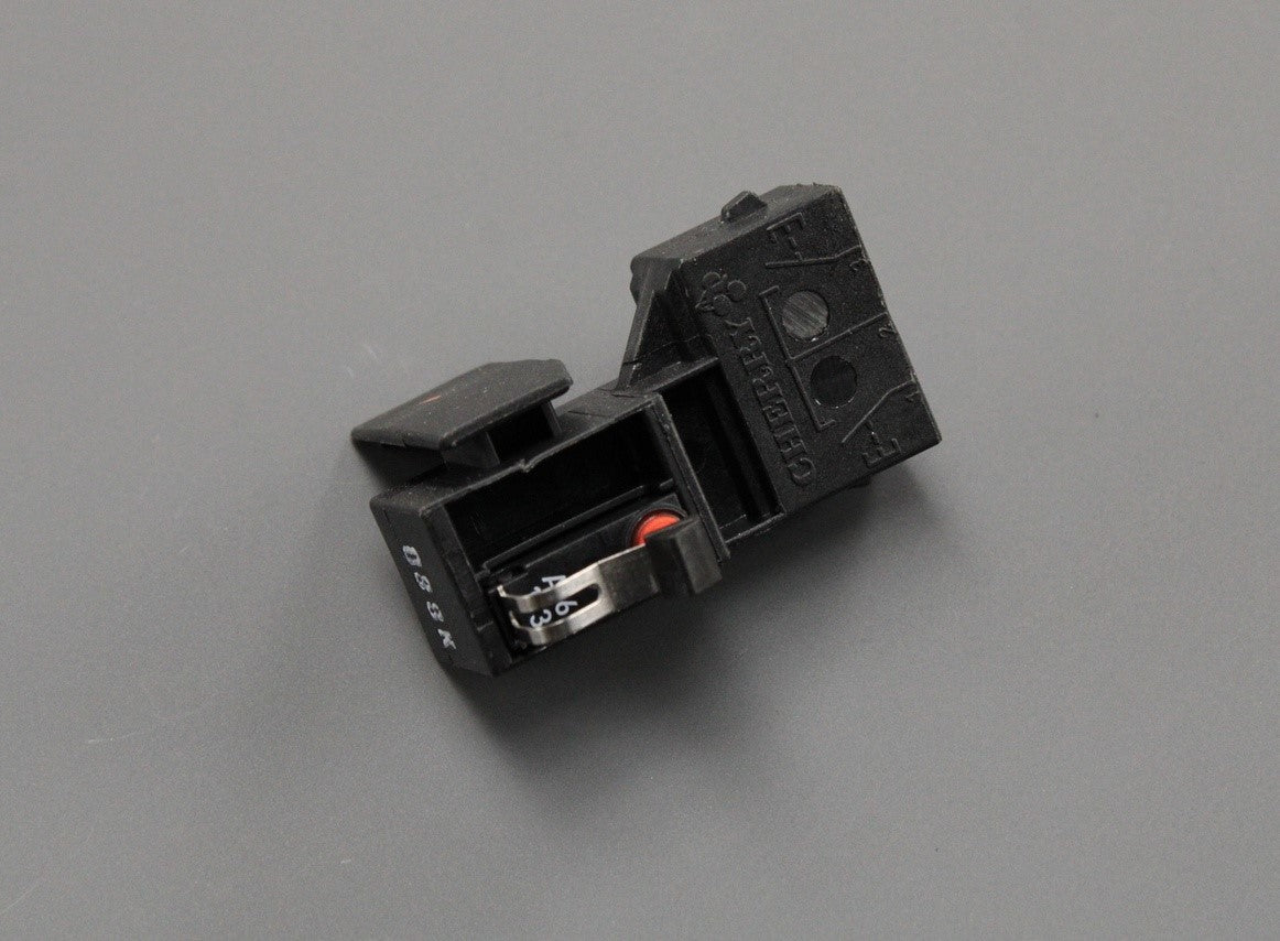 Audi A4 S4 RS4 B6 B7 tailgate boot lid lock microswitch 8E0953229