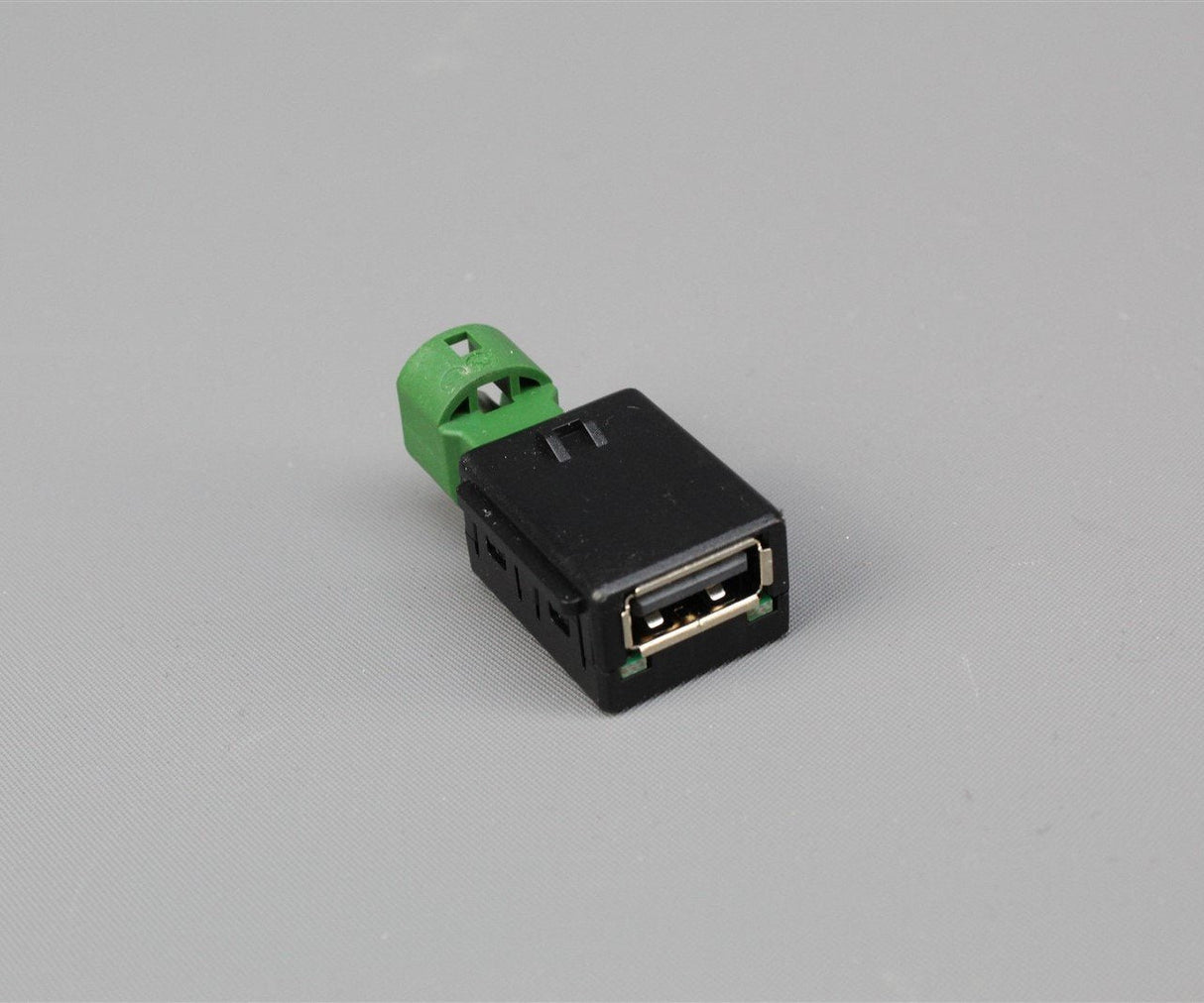 VW Golf Passat T6 Audi A3 A4 A5 Q3 Q5 USB in connection port 5Q0035726