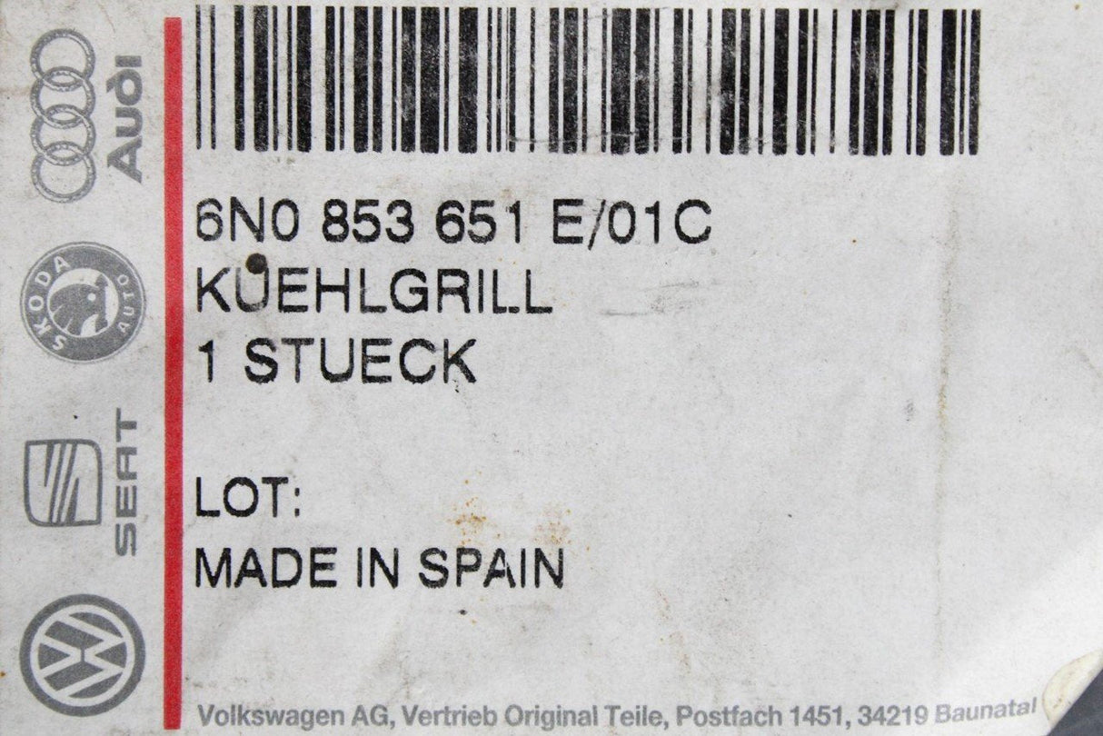 VW Polo 6N2 2000-02 front radiator grille with badge 6N0853651E 01C