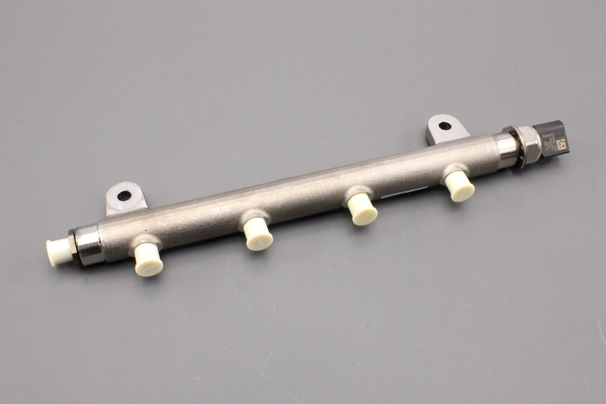 Land Rover Range Rover 2010-12 3.6 V8 diesel fuel rail (right) LR020019