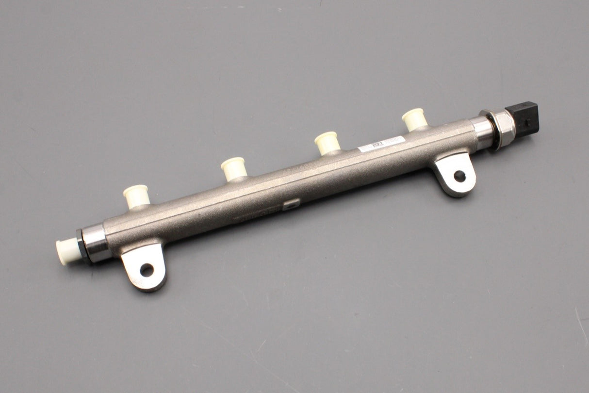 Land Rover Range Rover 2010-12 3.6 V8 diesel fuel rail (right) LR020019
