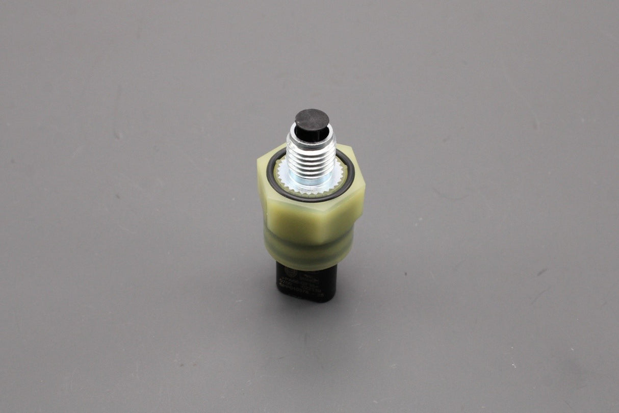 Land Rover Range Rover oil filter pressure switch LR073672