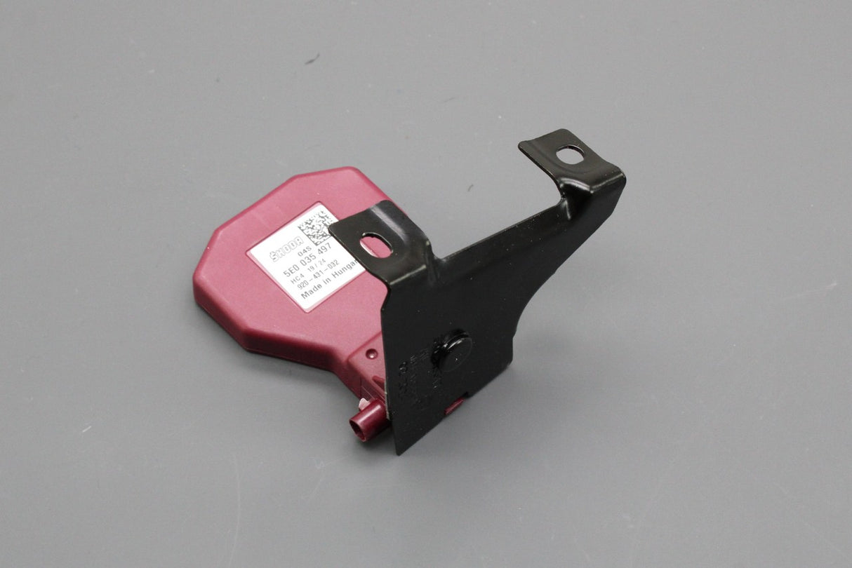 Skoda Octavia 13-on Kamiq Scala 19-on aerial amplifier (left) 5E0035497