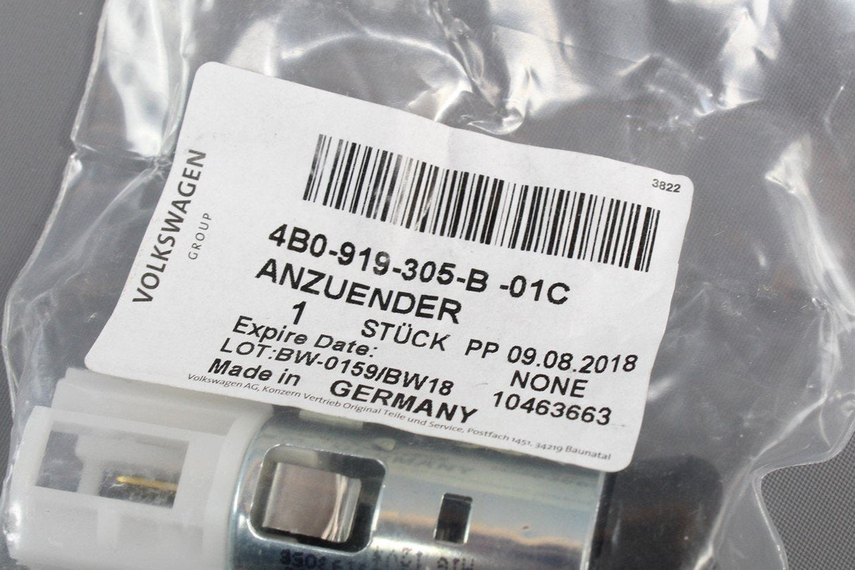 Audi A3 A4 A6 A8 RS3 RS6 cigarette lighter socket 4B0919305B 01C