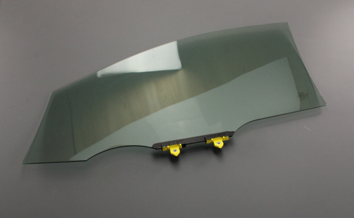 Toyota Corolla 2019-on door window glass (front right) 68101-02560