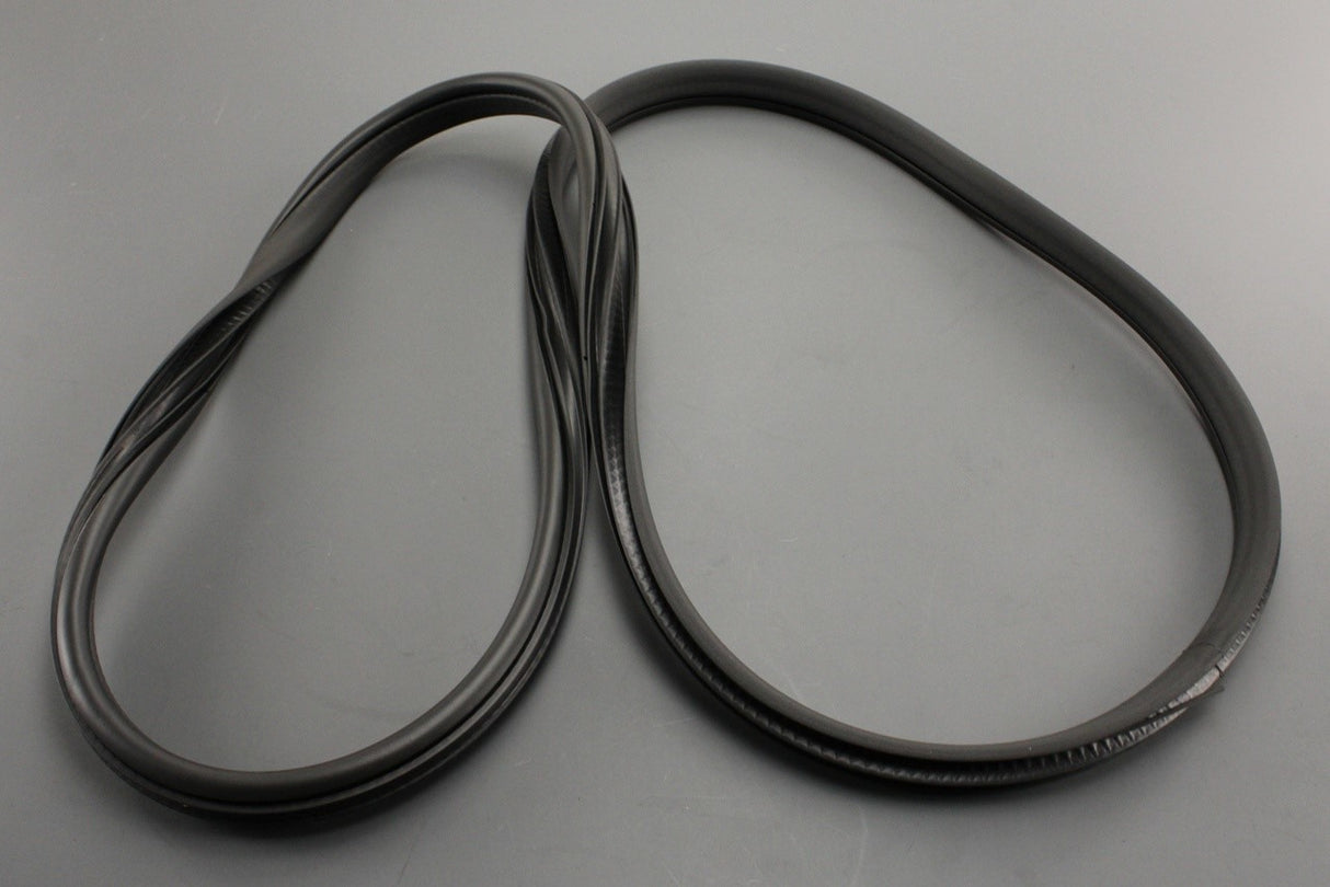 Land Rover Discovery 5 door seal (front) LR113843