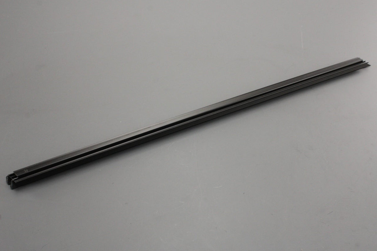 Land Rover Discovery 2017-on door weather strip (front left) LR102566