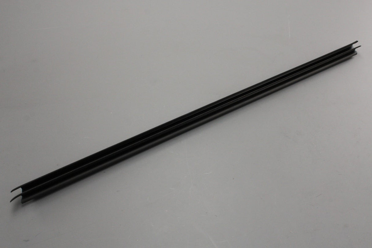 Land Rover Discovery 2017-on door weather strip (front left) LR102566