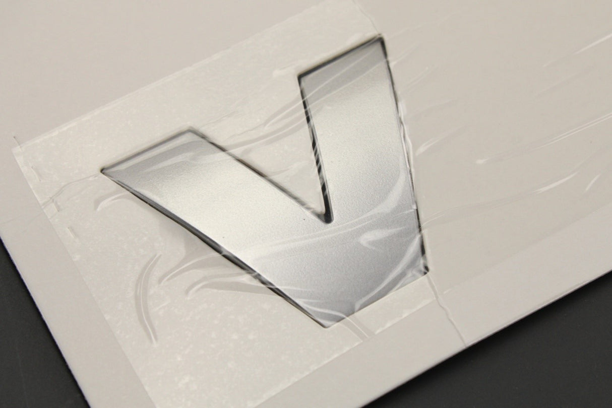 Land Rover Discovery 4 2010-2016 'VERY' Discovery badge (front) LR057525