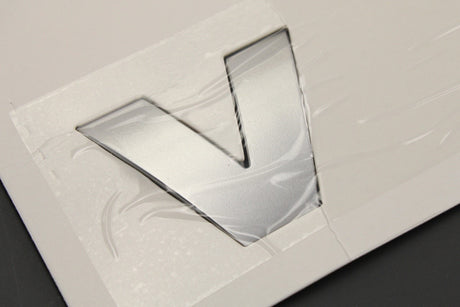 Land Rover Discovery 4 2010-2016 'VERY' Discovery badge (front) LR057525