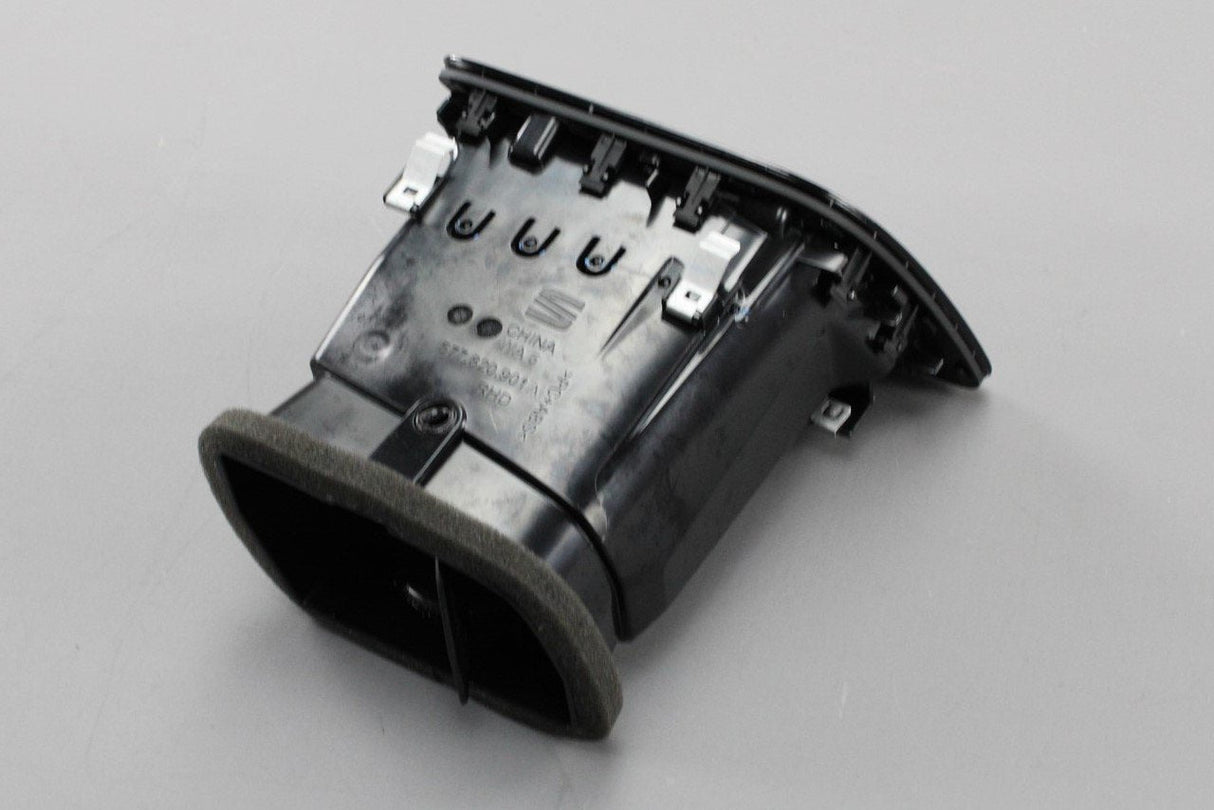SEAT Ateca 16-on passenger front dashboard air vent (RHD) 577820901A BYY