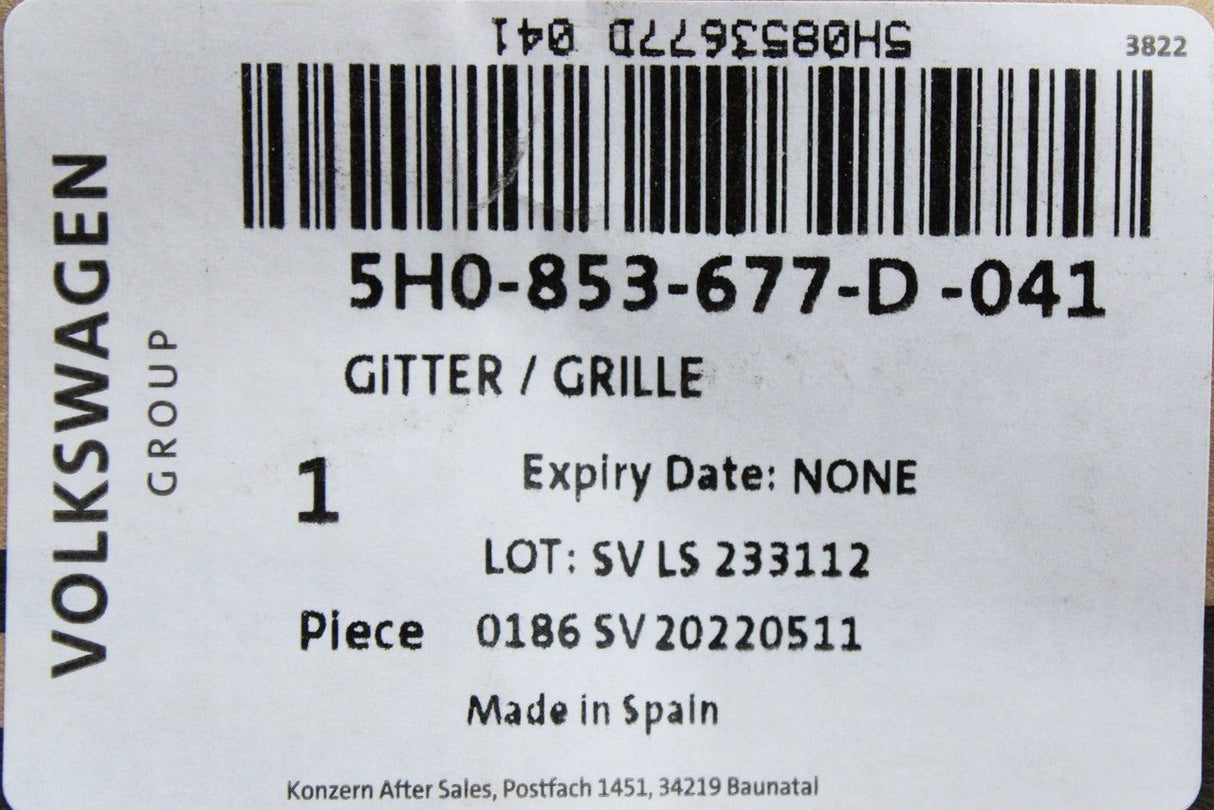 VW Golf MK8 2020-on R-Line front lower bumper grille (centre) 5H0853677D