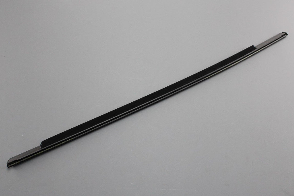 Volvo V40 Cross Country rear door window trim moulding (right) 31662592