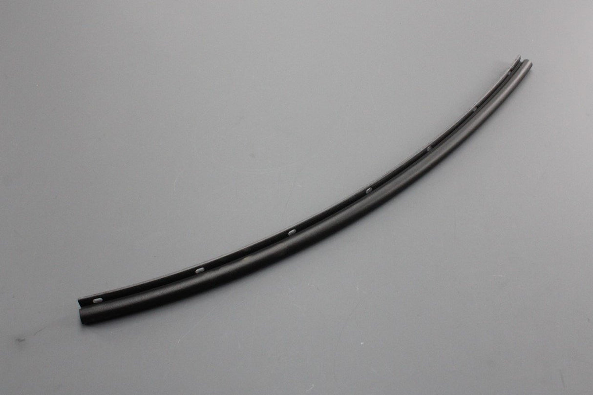Volvo S70 lower door seal 9133593