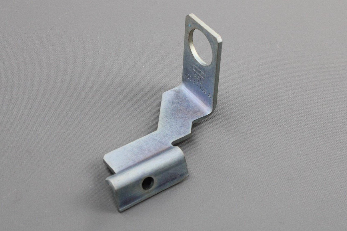 Audi R8 6 speed manual gearbox oil pressure line bracket 420317829A