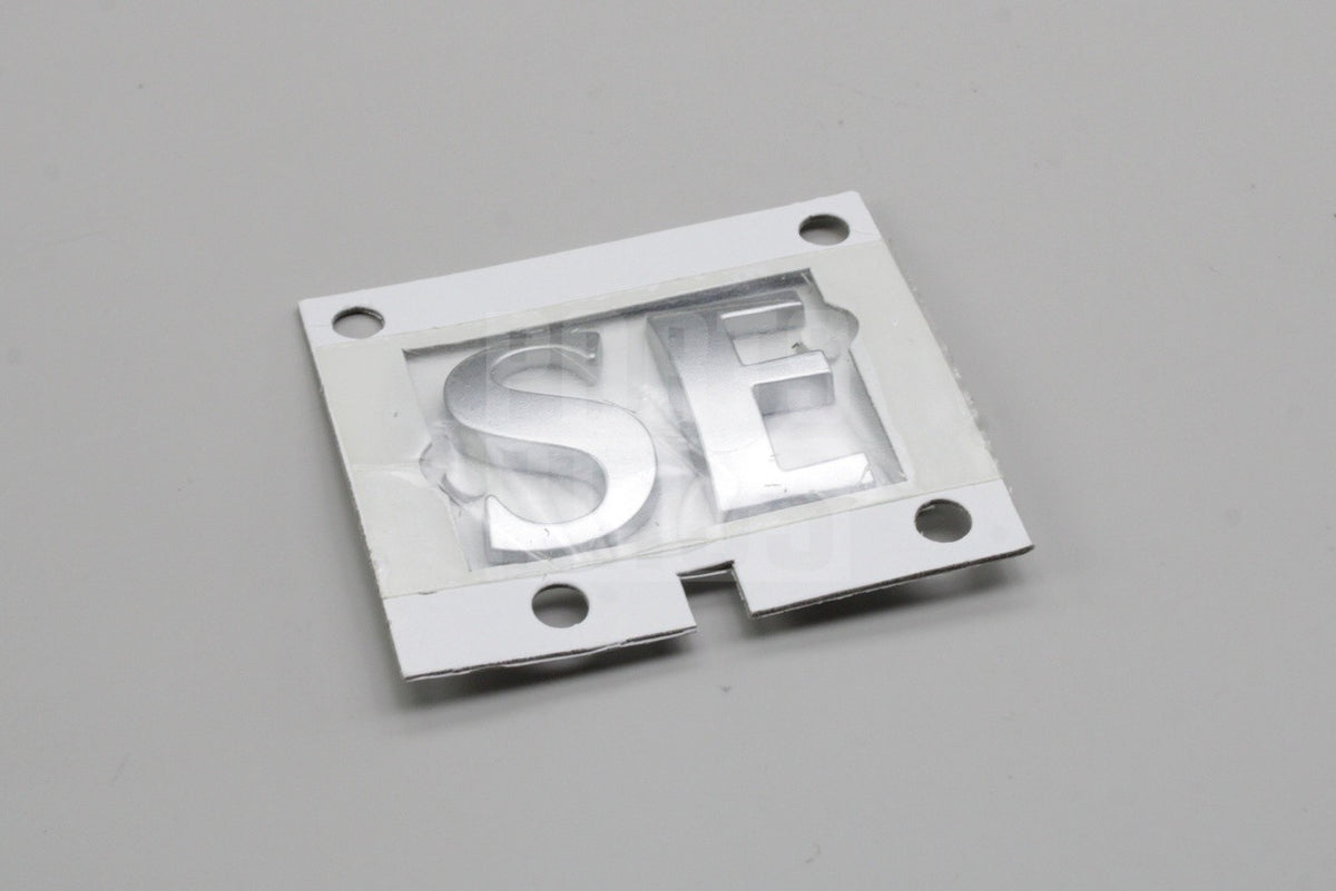 Range Rover 2002-2012 rear tailgate 'SE' badge (titan) LR008136