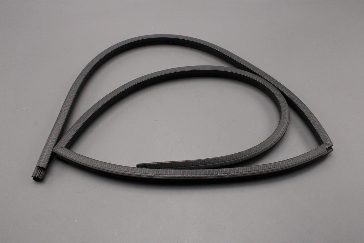 Land Rover Defender L316 2007-2016 front door seal (right) LR077687