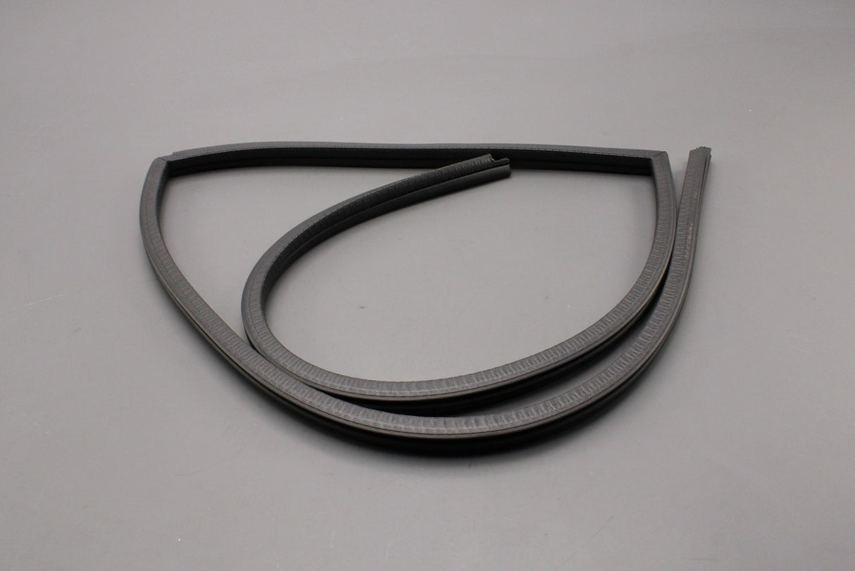 Land Rover Defender L316 2007-2016 front door seal (right) LR077687