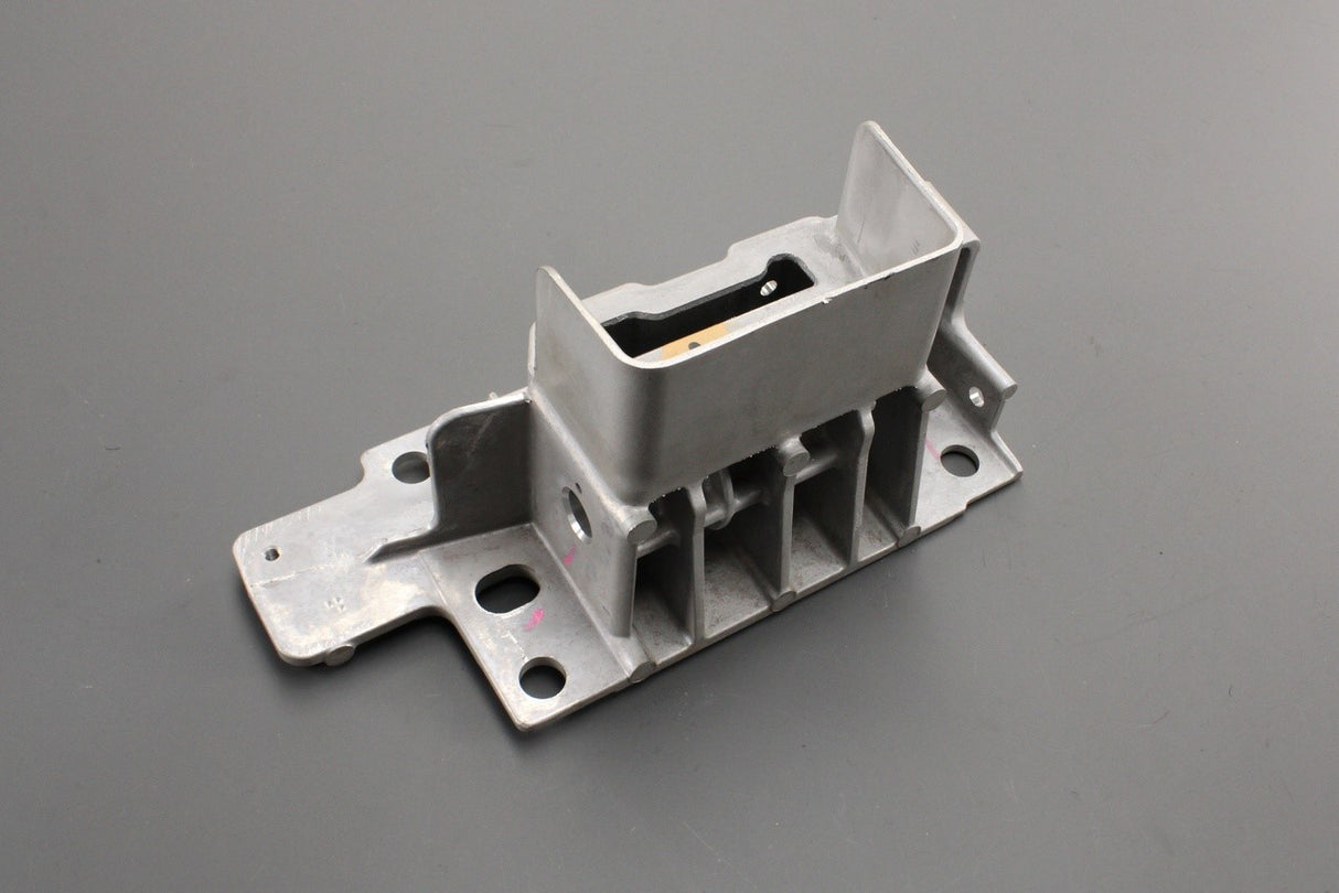 Land Rover Defender Range Rover bumper mounting bracket (left) LR137524