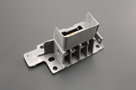 Land Rover Defender Range Rover bumper mounting bracket (left) LR137524