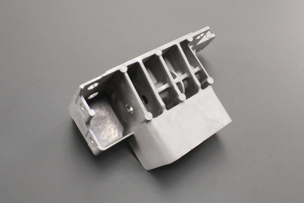 Land Rover Defender Range Rover bumper mounting bracket (left) LR137524