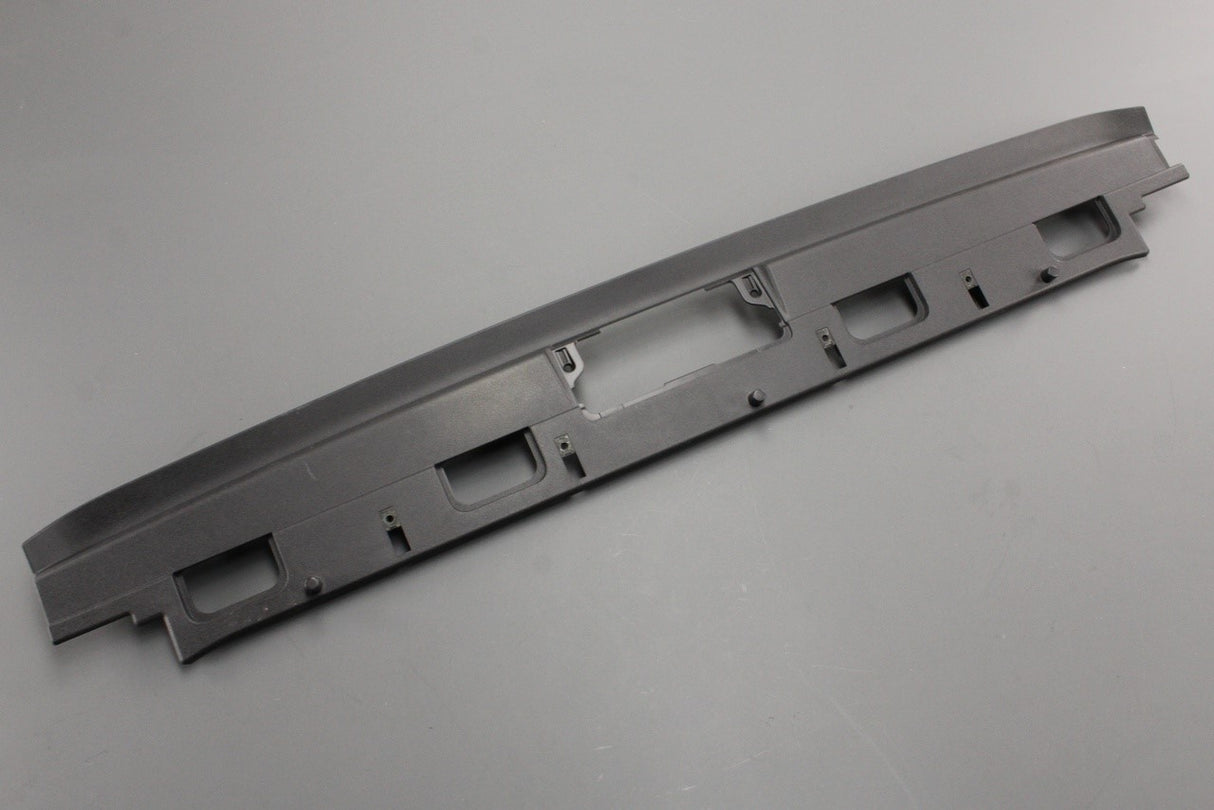 Land Rover Discovery 5 2017-on tailgate recline trim LR107514