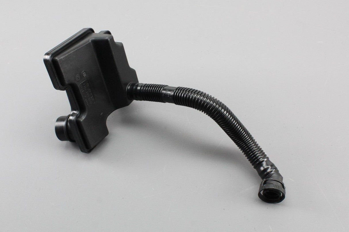 Audi A4 8E 2001-05 2.0 FSI PCV Breather oil separator 06D103211E