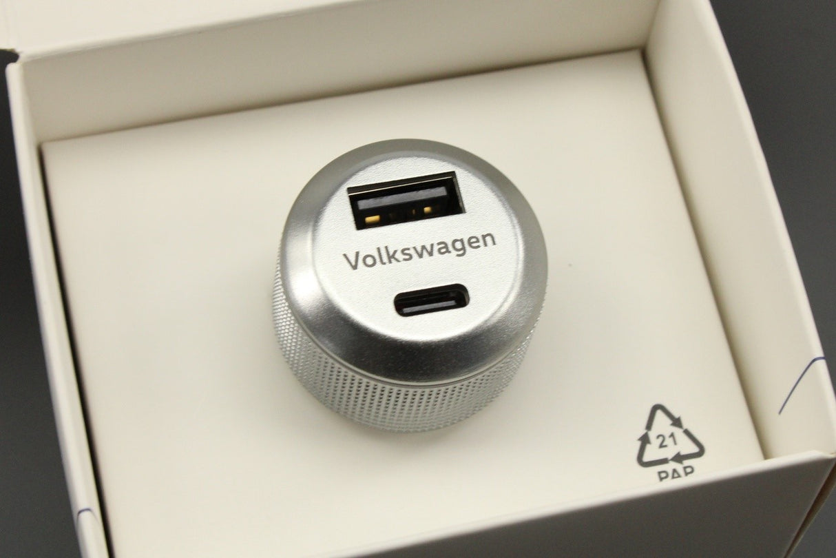 VW accessory 12V USB-A & USB-C charger plug socket 000051443F
