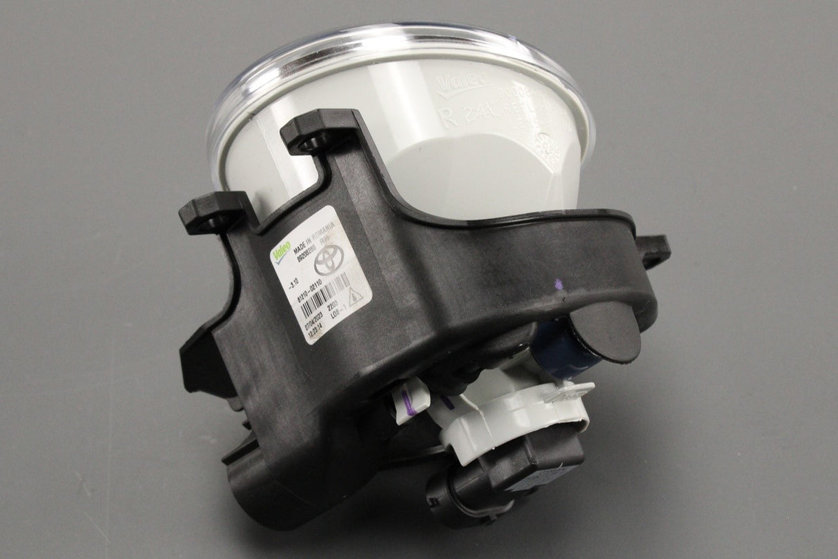 Toyota Avensis Corolla C-HR Yaris 07-on fog light (right) 81210-02110