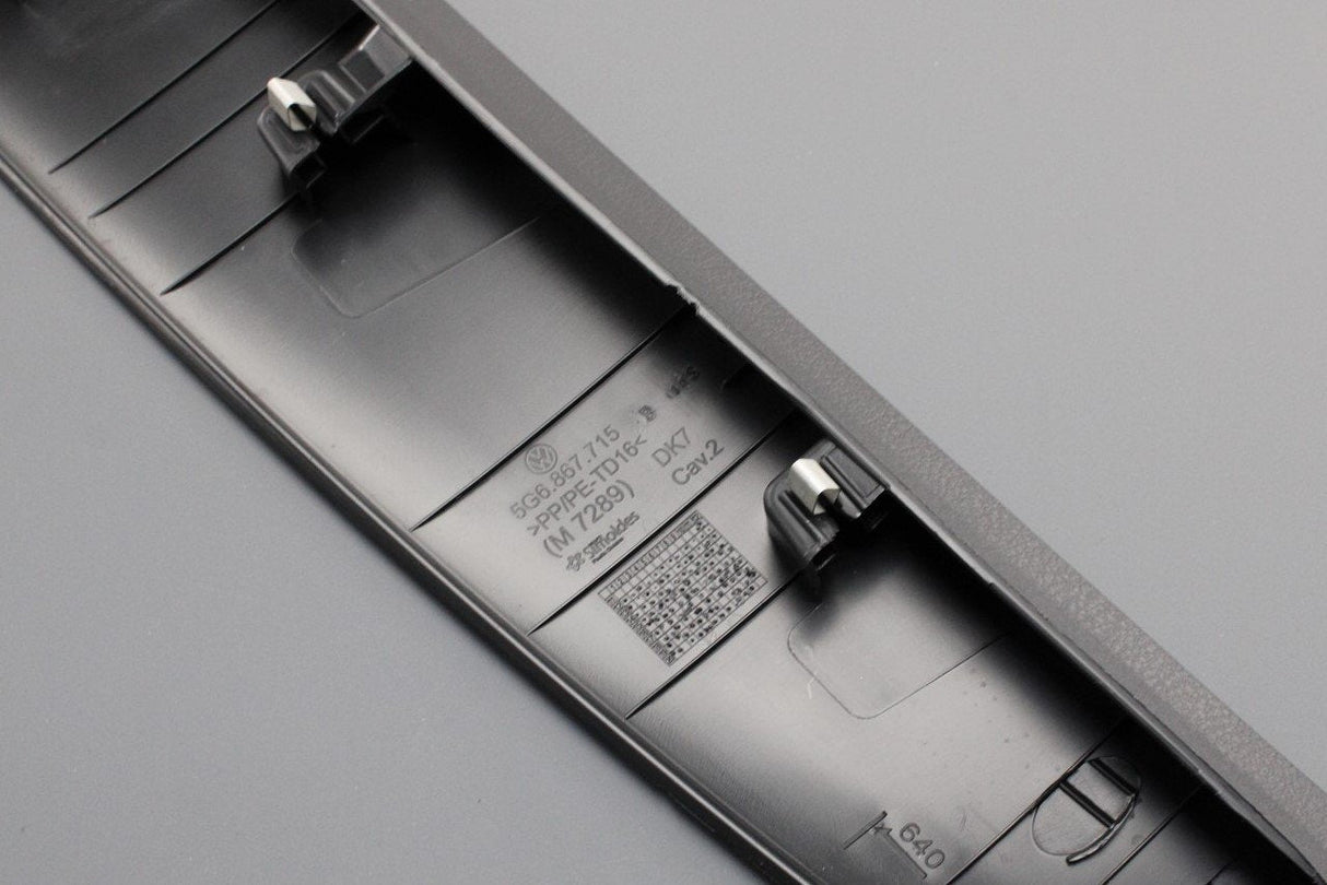 VW Golf MK7 MK7.5 tailgate boot lid upper trim panel 5G6867715B 82V