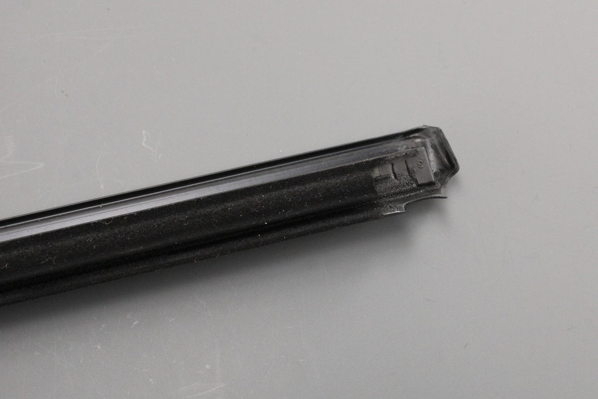 Mercedes-Benz Vito front window aperture seal (outer left) A6397200424