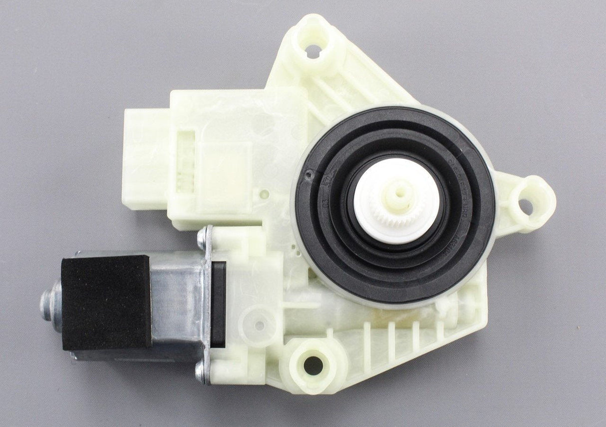 VW Passat B8 2015 - Rear right window regulator motor 5Q4959811E