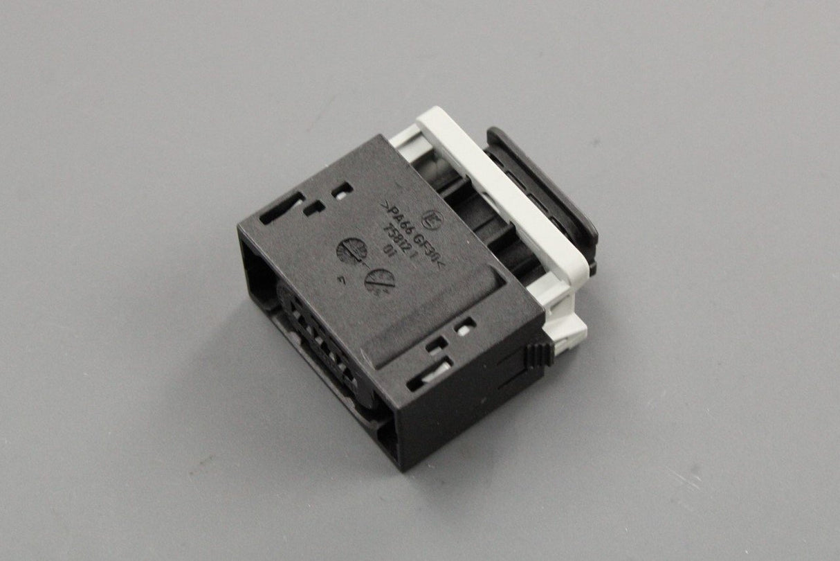 Mercedes-Benz 3-pin wiring housing connector A0275450926
