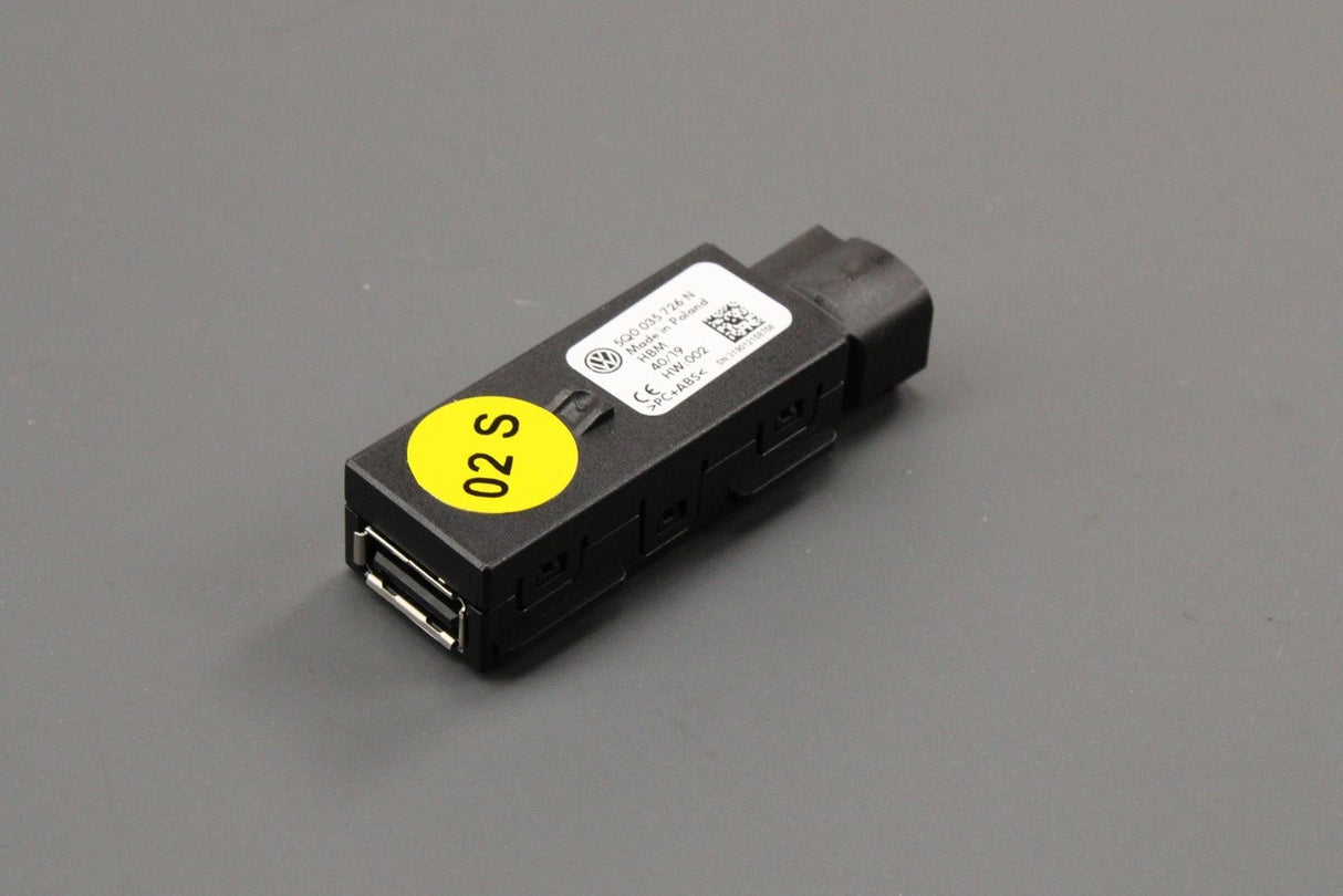 VW Passat Tiguan Skoda Fabia SEAT Mii 2012-on USB connector 5Q0035726N