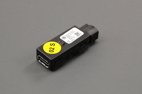 VW Passat Tiguan Skoda Fabia SEAT Mii 2012-on USB connector 5Q0035726N