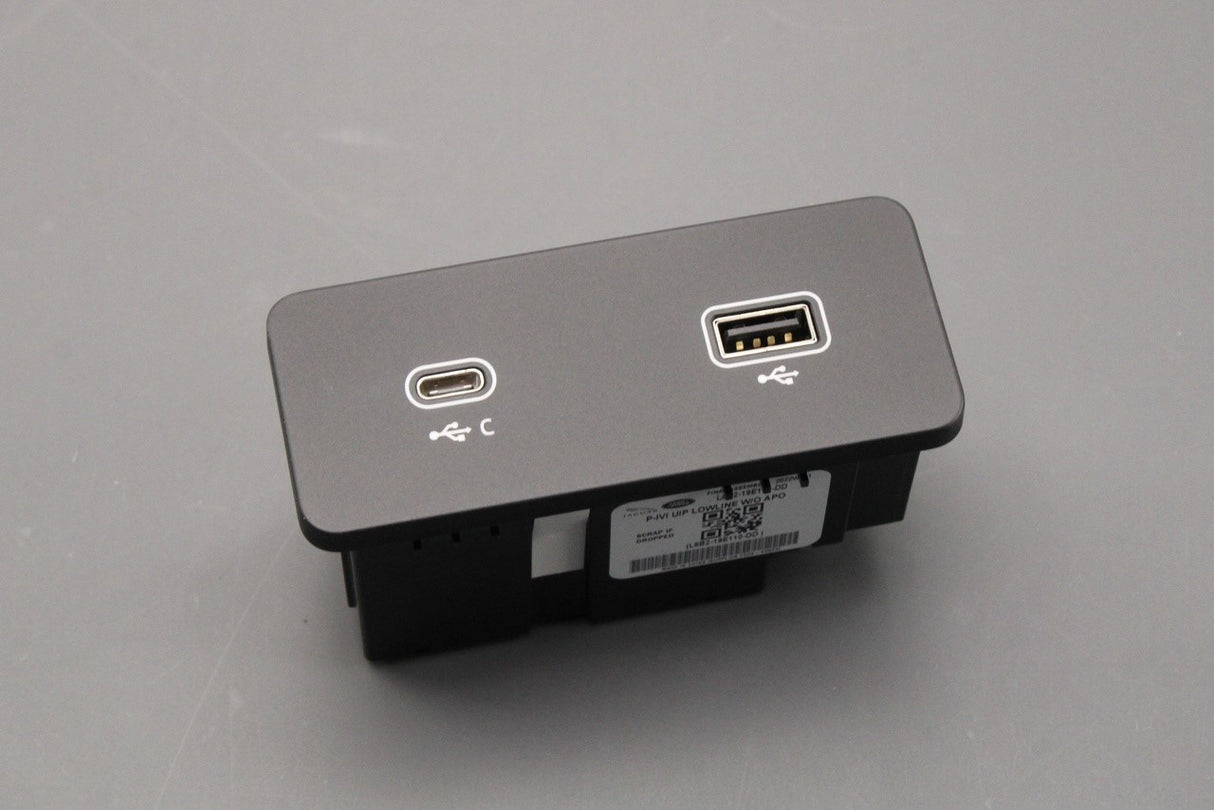 Land Rover Defender Range Rover Sport audio input socket LR161829