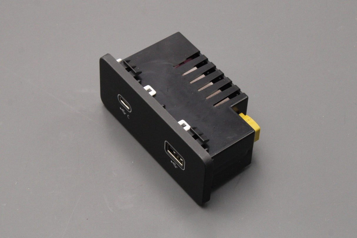 Land Rover Defender Range Rover Sport audio input socket LR161829