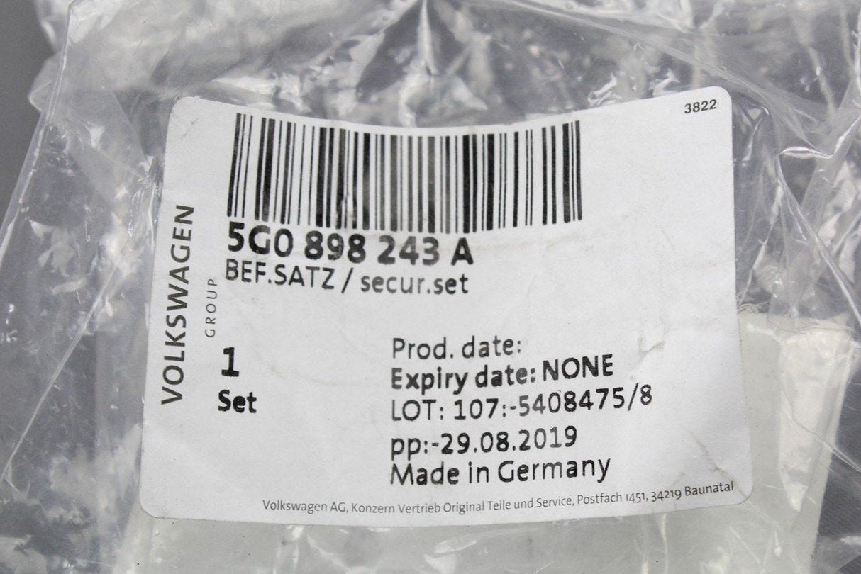 VW Golf MK7.5 / Estate Front door card fixing securing kit 5G0898243A