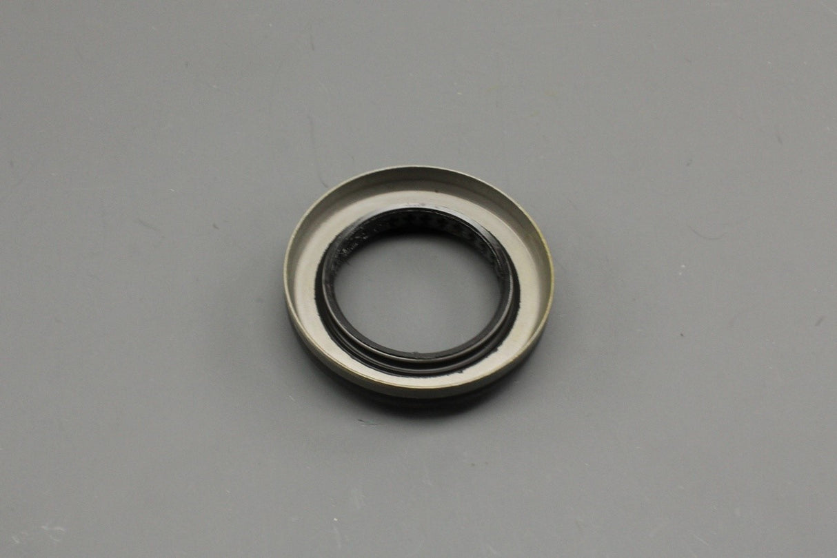 Land Rover Range Rover differential driveshaft seal (x1) LR158113