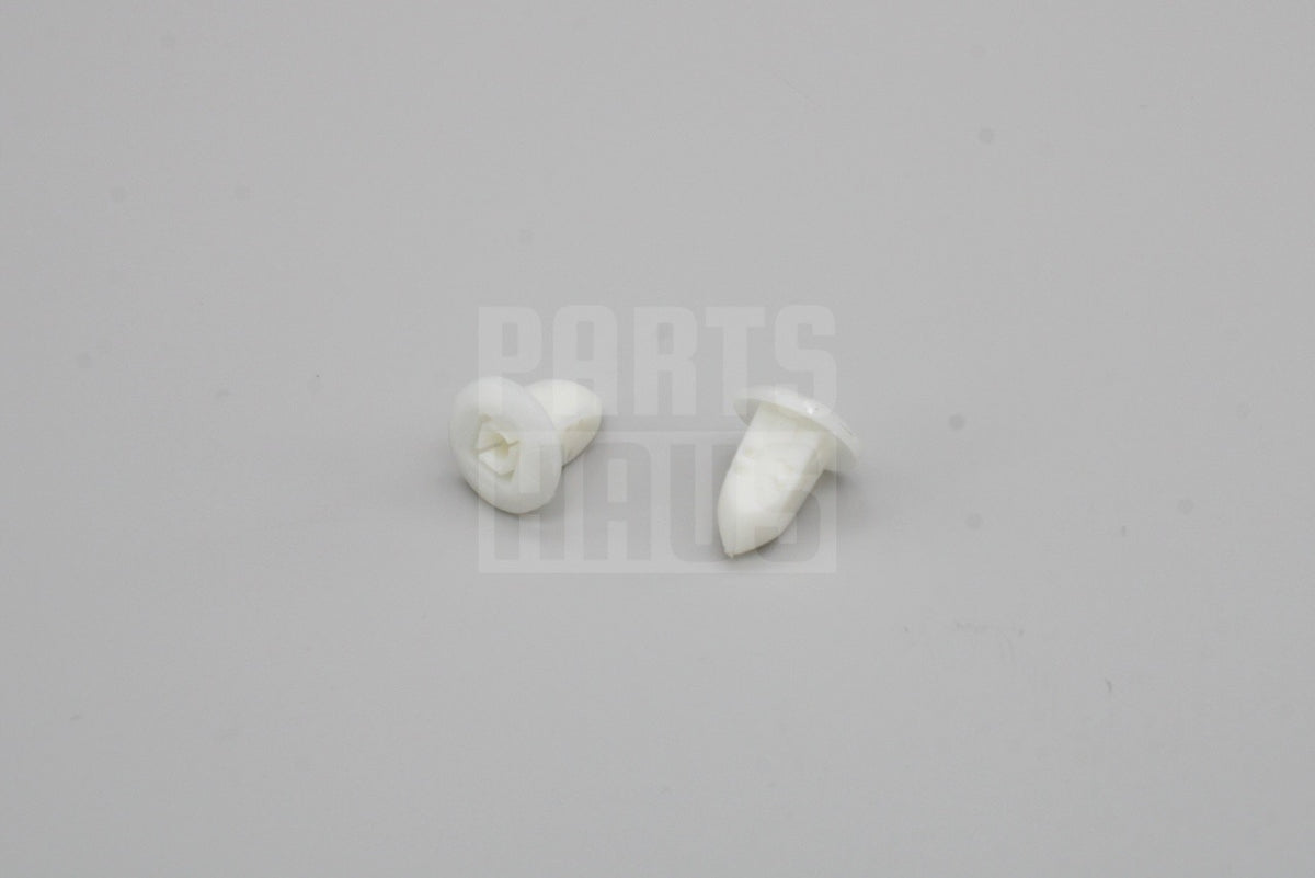 Audi Q5 2013-17 rear number plate holder clip grommets (x2) 8R0827310