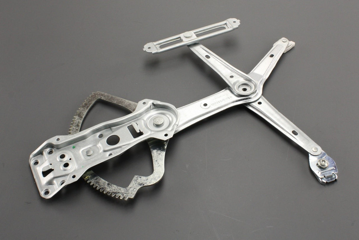 Mercedes-Benz C-Class W202 front window regulator (right) A2027201646