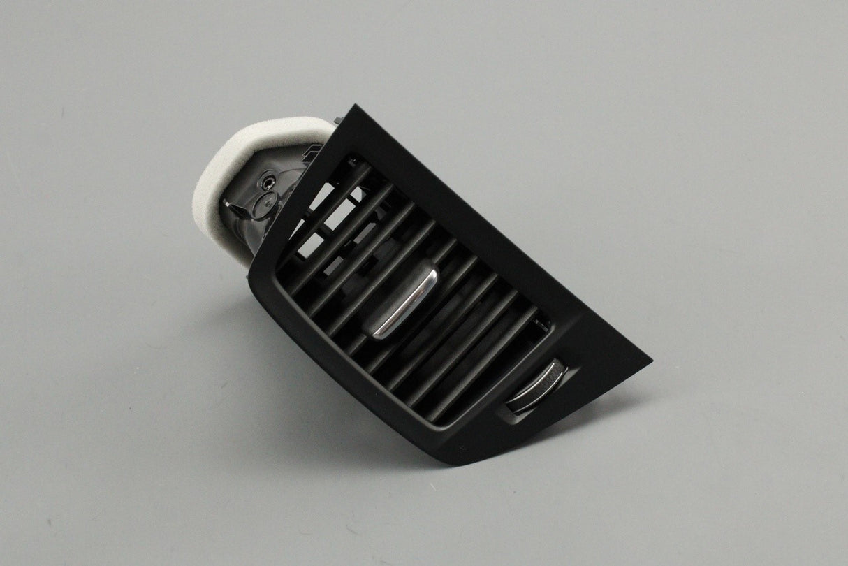 Volvo XC90 2016-on dashboard air vent (centre left) 32348331