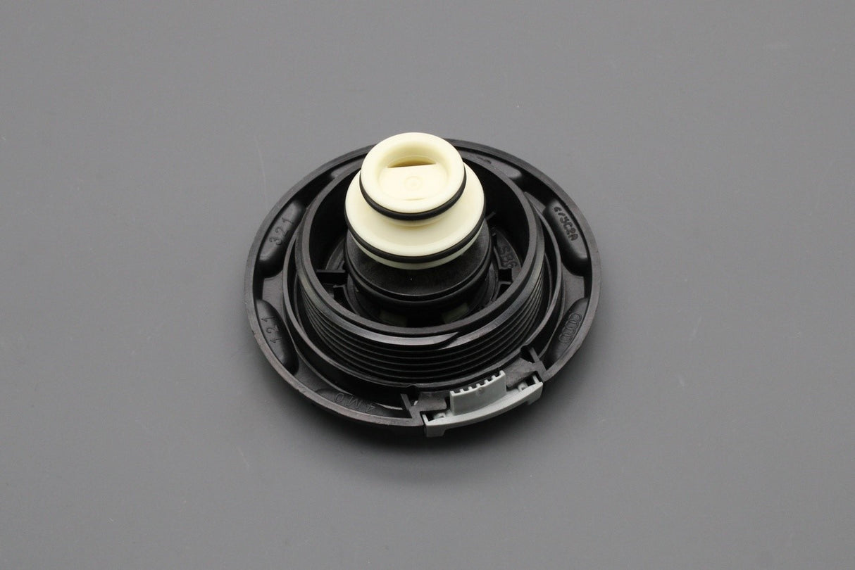 Audi RS4 RS5 RS6 RS7 Q7 VW Touareg expansion tank screw cap 4M0121321Q