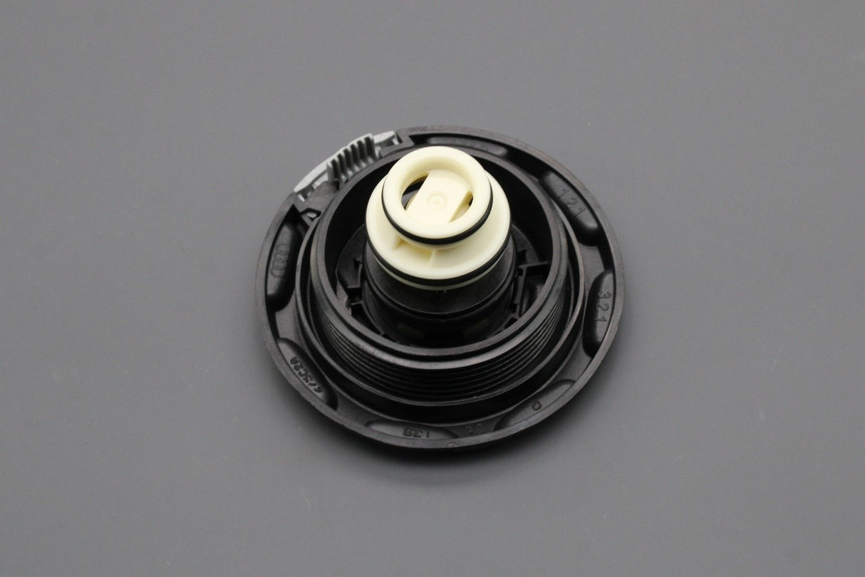Audi RS4 RS5 RS6 RS7 Q7 VW Touareg expansion tank screw cap 4M0121321Q