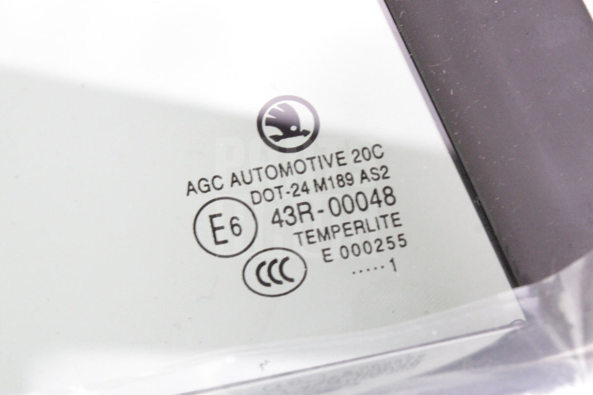 Skoda Octavia Saloon 13-21 rear quarter window (right) 5E5845214AD JV1
