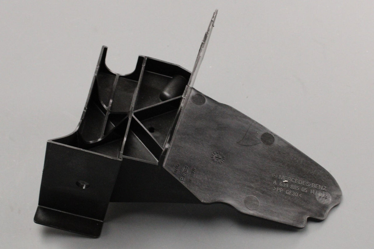 Mercedes-Benz Vito W639 front bumper bracket (right) A6398850514