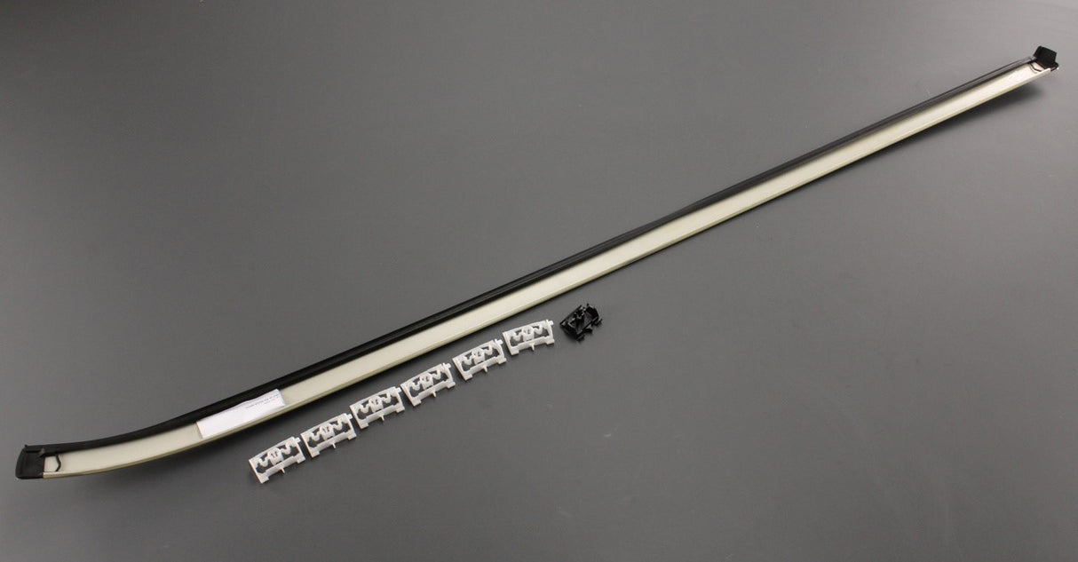 Range Rover Evoque 12-18 roof rail weatherstrip trim (left) LR061657