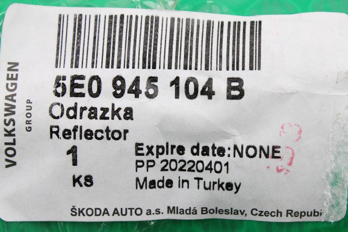 Skoda Octavia VRS 2013-17 rear bumper reflector (centre) 5E0945104B