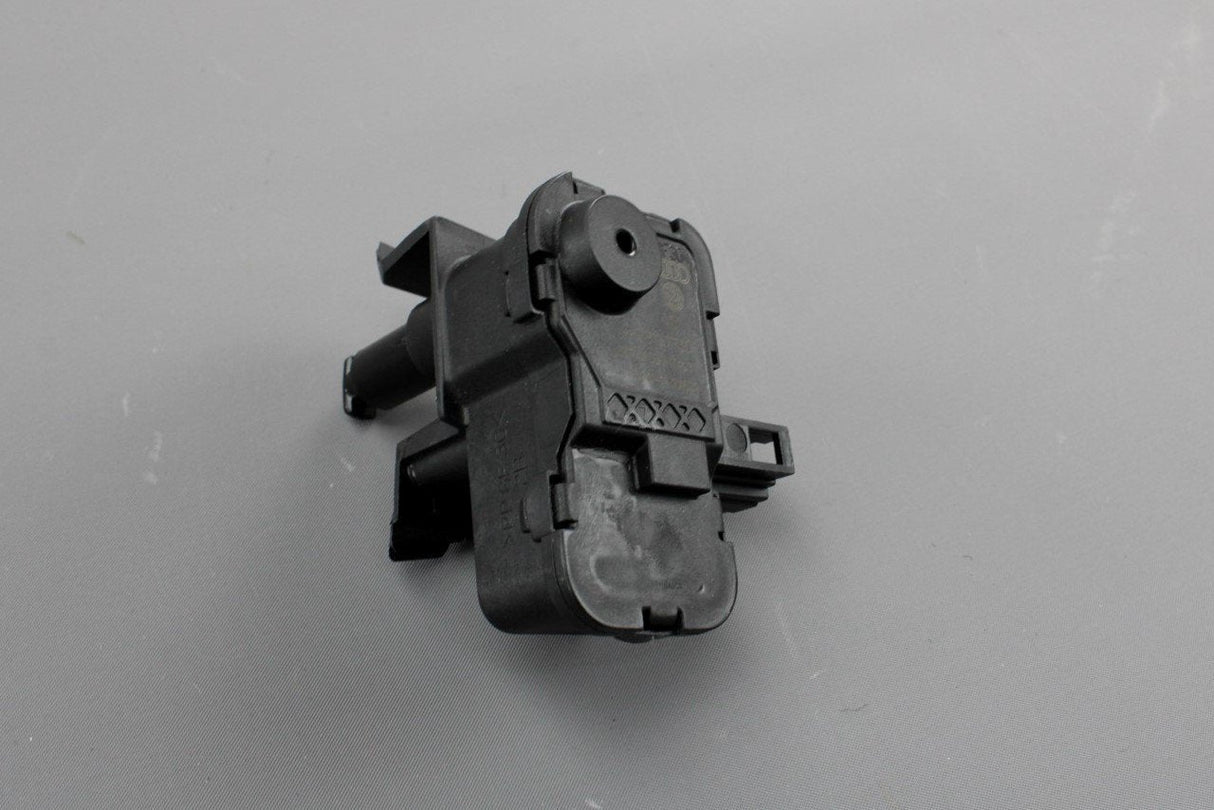 Skoda Octavia Yeti Fabia VW Touareg fuel flap lock actuator 7P0810773F